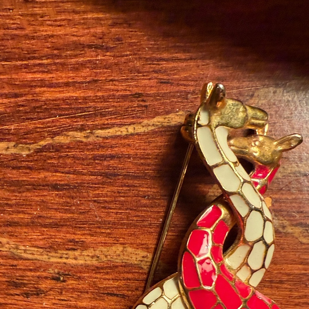 Red and Gold Giraffe Brooch - Picture 3 of 4